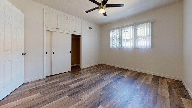 Building Photo - HUGE 8BD/4BA House on Mary Lane Dr!! POOL!...