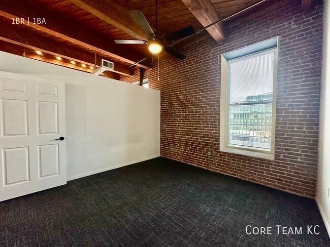 Building Photo - 202 W 5th St