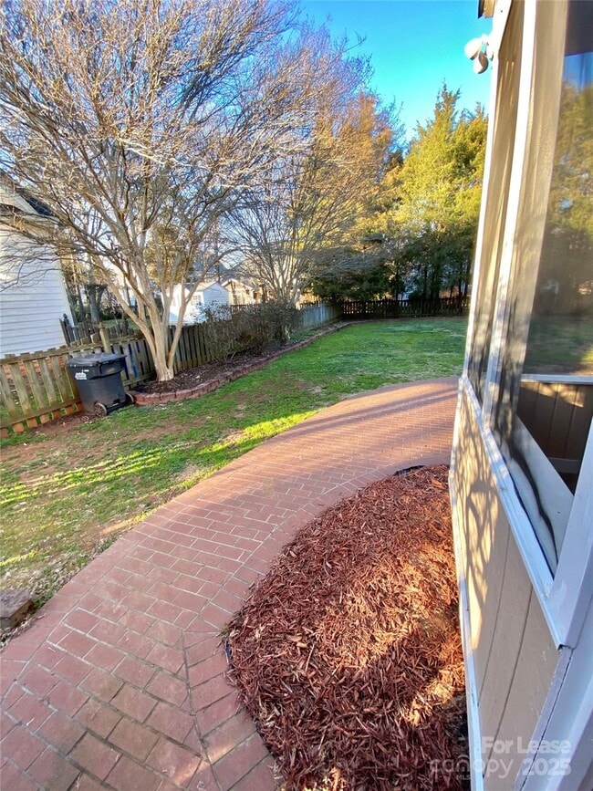 Building Photo - 605 Queenswater Ln