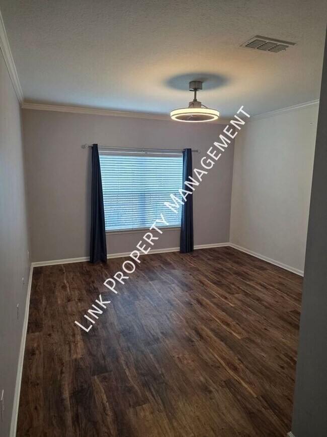 Building Photo - HALF OFF APRIL!  Beautiful One-Level Downstairs Condo in Prime Hamilton Place Location