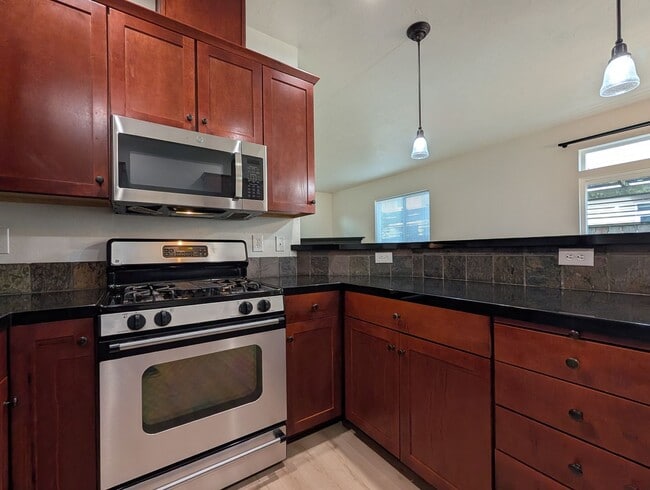 Building Photo - Beautiful 3+ Bedroom, 3 Bath Home With An ...