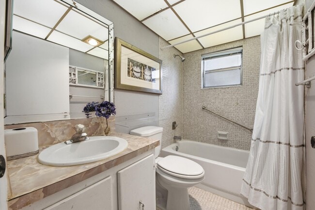 Building Photo - 441 Burgundy N