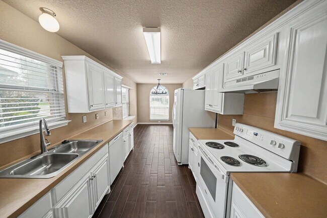 Building Photo - Spacious Single-Story Home with Solar Panels - Realtor Commission: $500