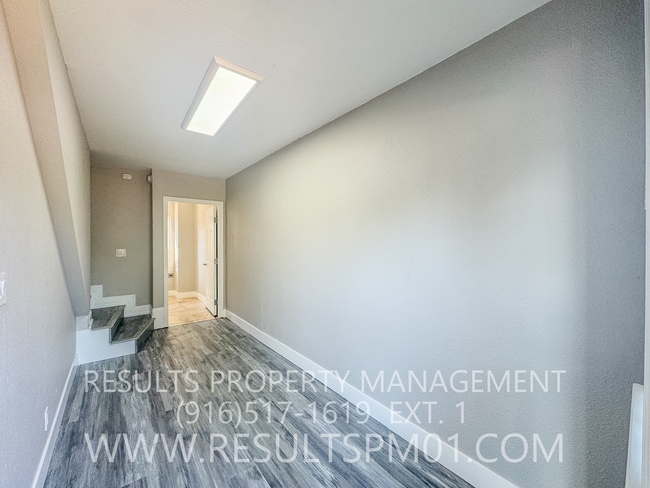 Building Photo - Freshly updated 2 bedroom duplex w garage