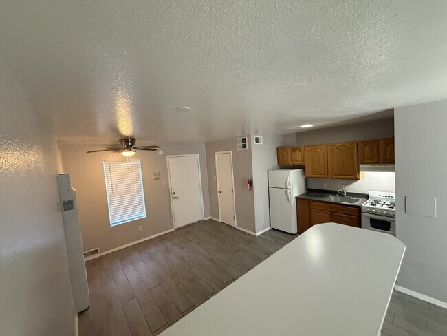 Building Photo - Downtown studio! Laundry on-site! Move-in special!