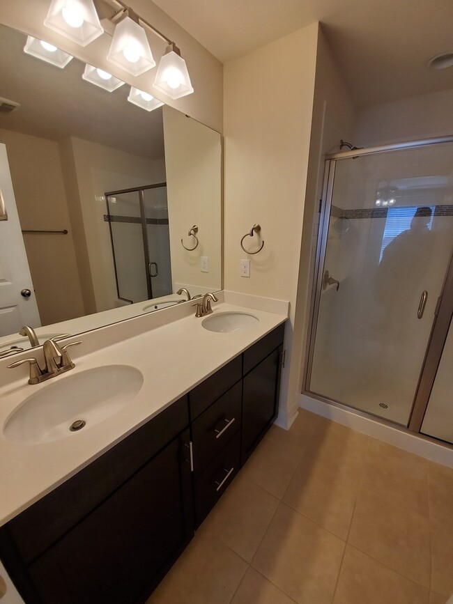 Building Photo - Beautiful townhouse close to uptown