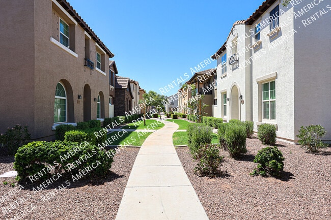 Building Photo - 886 S Brewer Dr
