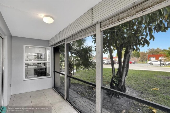 Building Photo - 4156 Inverrary Dr