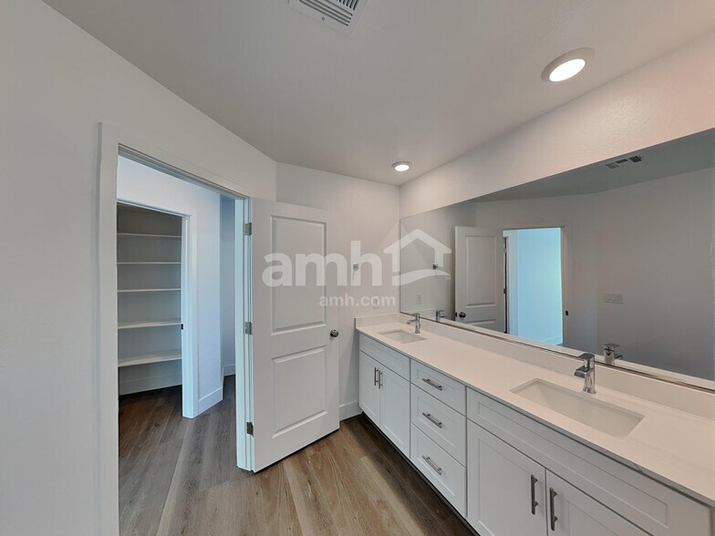 Building Photo - 8176 Winterfell Peak Ave