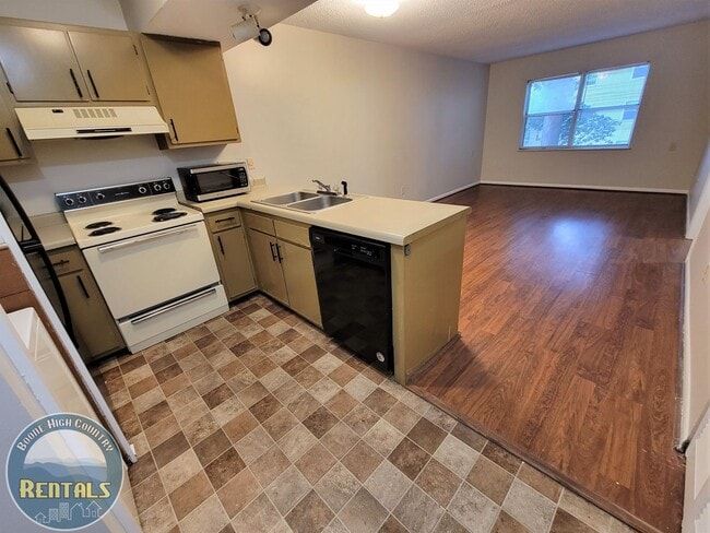 Building Photo - Kingswood Condo #26 - Walking Distance to Campus!