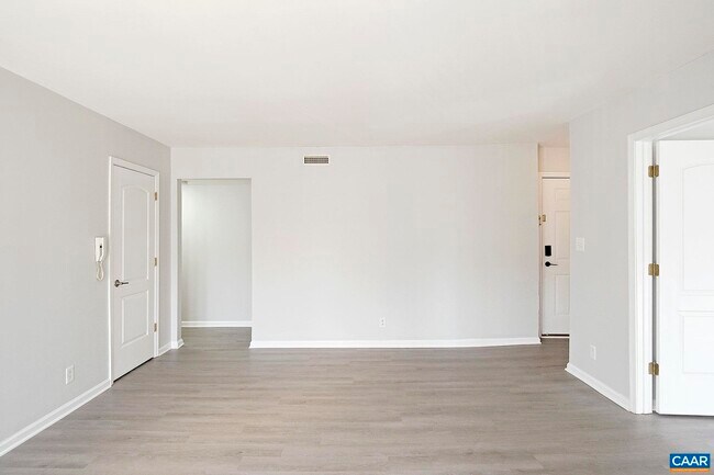 Building Photo - 1217 Villa Ln