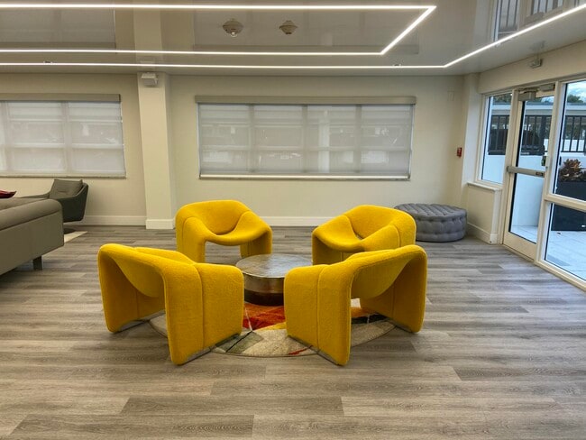 Building Photo - 340 Sunset Dr