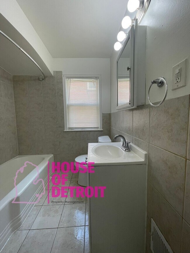 Building Photo - SUMMER SPECIAL~ 3 BEDROOM 1.5 BATH~ FREE P...