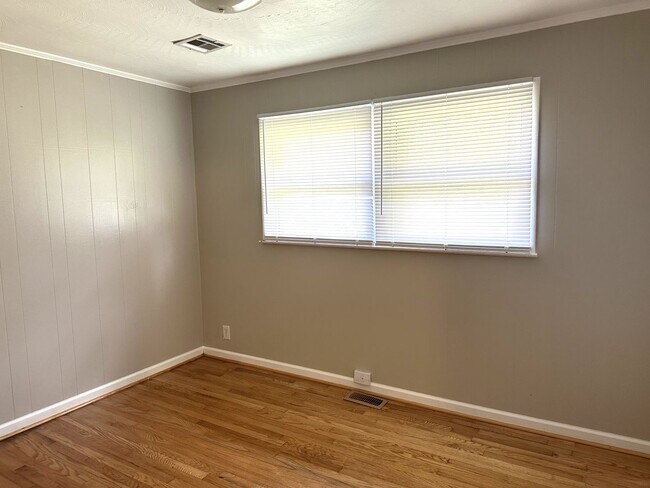 Building Photo - IMMACULATE ONE LEVEL HOME AVAILABLE IN SUR...