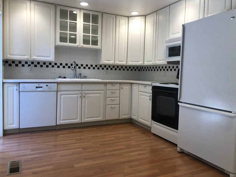 Building Photo - 420 NW Dack St