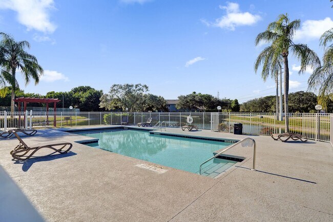 Building Photo - Remodeled 2 Bedroom / 2 Bathroom Condo with Lake View – Great Location