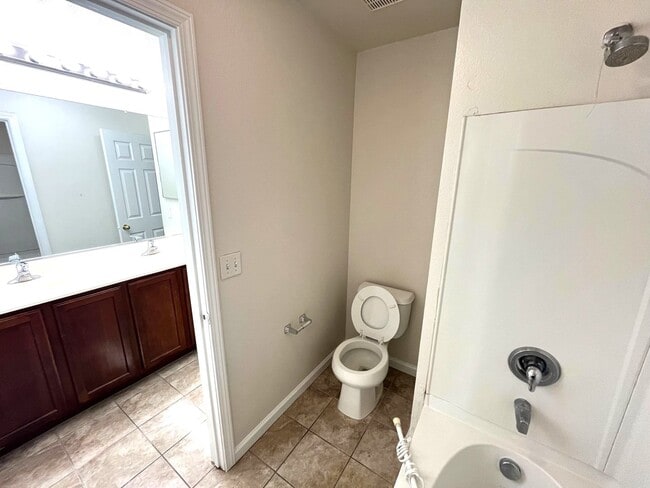 Building Photo - Spacious 5-Bedroom Home in Gated Stockton ...