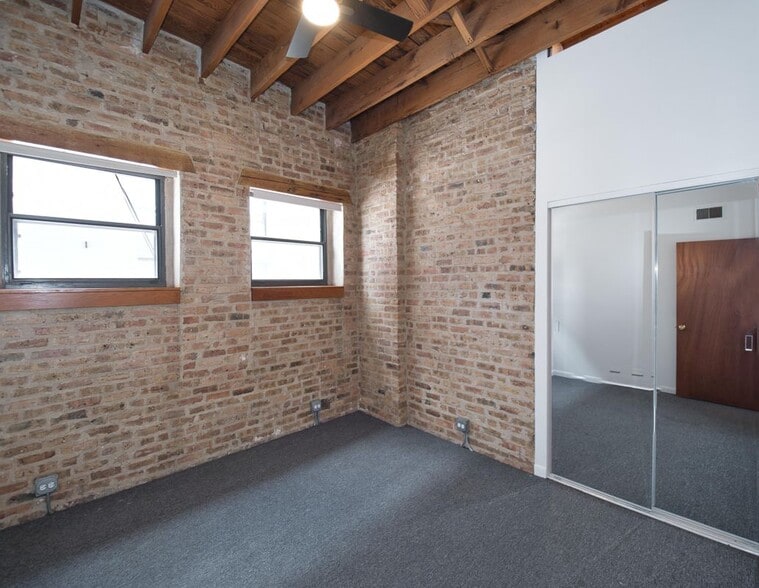 Building Photo - 2849 W Belmont Ave