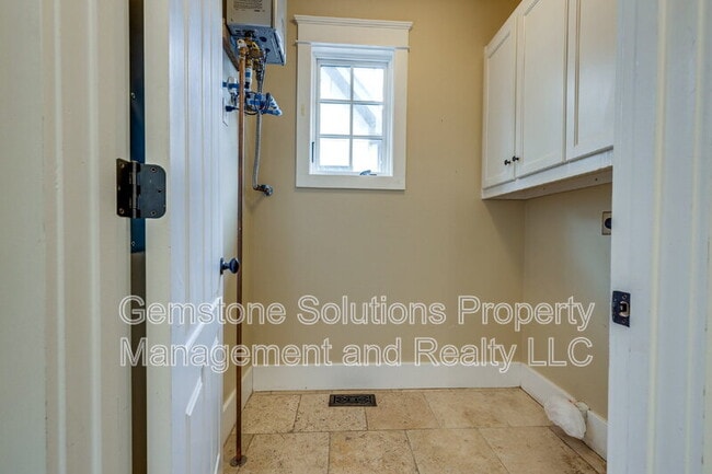 Building Photo - 210 38th Ave N