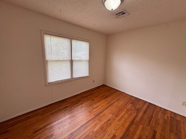 Building Photo - Norman 2 bed cutie, clean and ready for move in!  covered porch and storage shed!