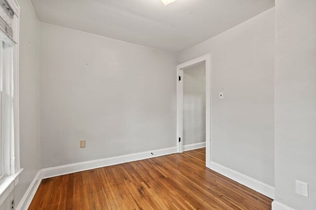 Building Photo - 52 1/2 E Gates Ave