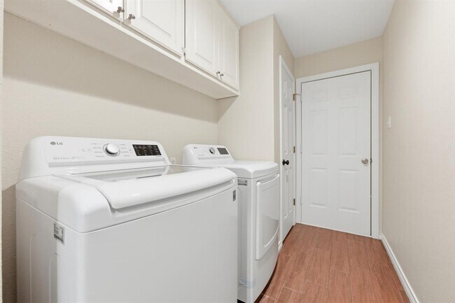 Building Photo - 205 Tellus St