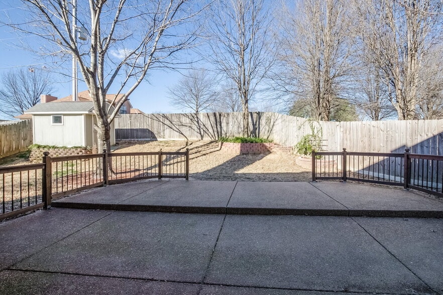 Building Photo - 8562 Shingle Oaks Dr