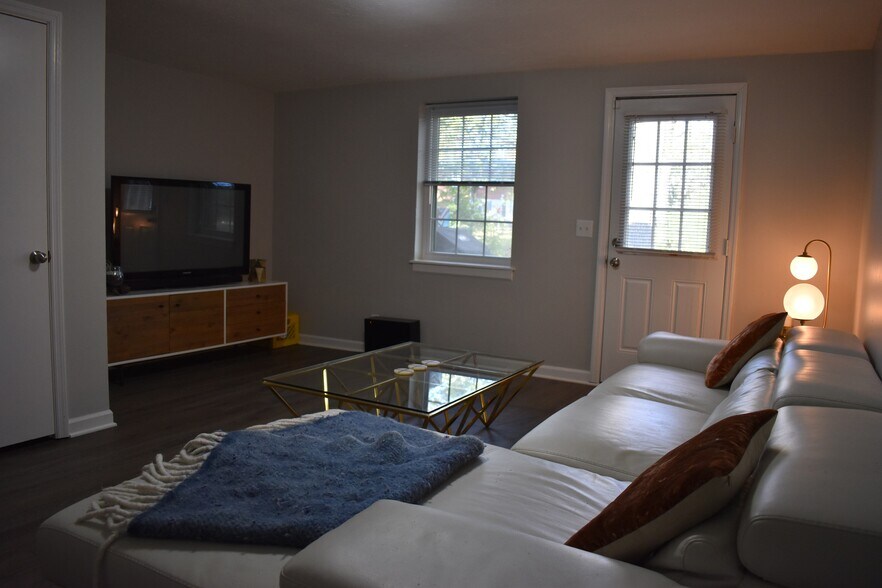 Downstairs living area overlooking the green backyard - 610 River Rouge Dr, Unit A