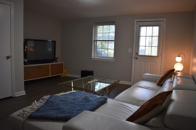 Downstairs living area overlooking the green backyard - 610 River Rouge Dr, Unit A