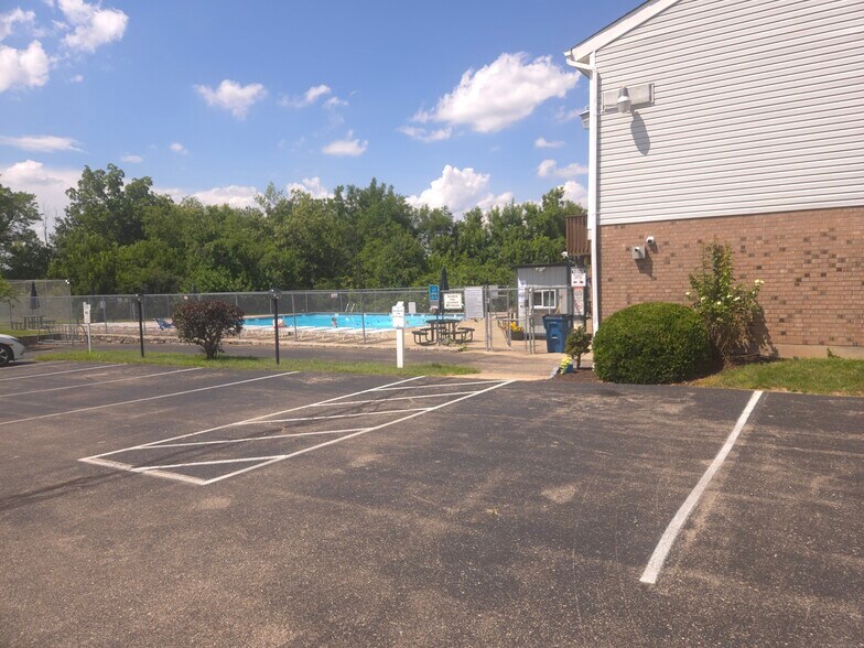 Community Pool (Saltwater) - 7618 Thames Ct