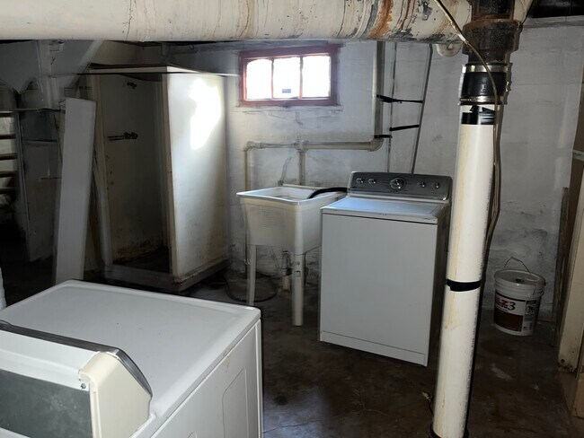 Building Photo - 835 Easton St