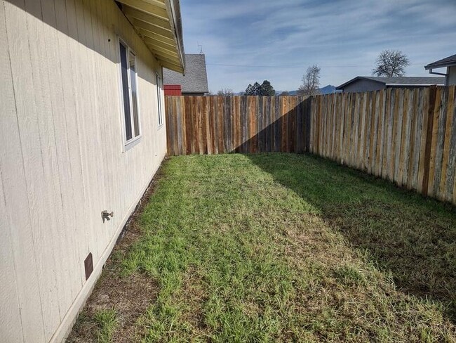 Building Photo - 120 Sunny Ln