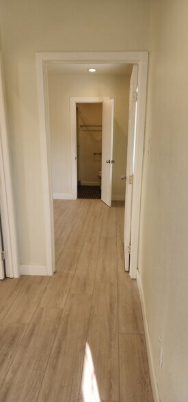 Building Photo - 950 N Kingsley Dr