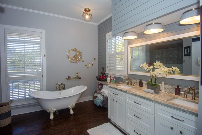 Building Photo - 500 Turnberry Ln