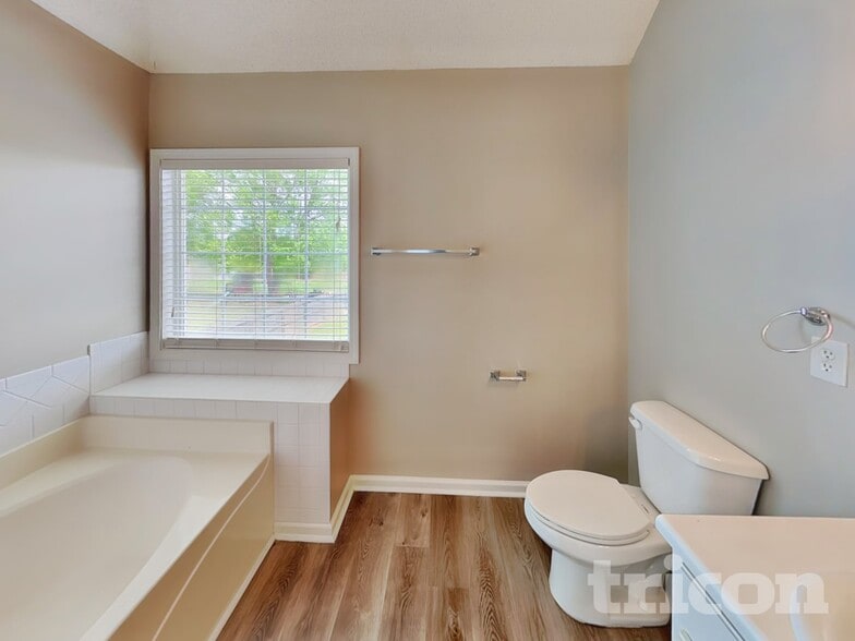 Building Photo - 1055 Maria Dr