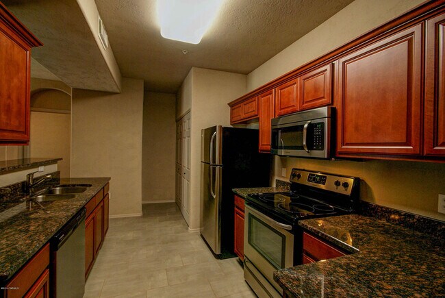 Building Photo - 2550 E River Rd