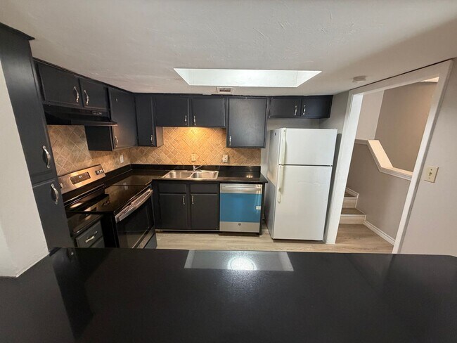 Building Photo - 5829 Phoenix Dr