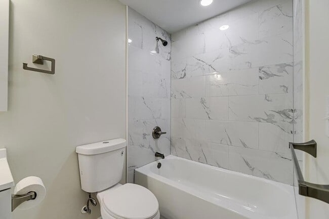 Building Photo - 835 Niagara Ln N