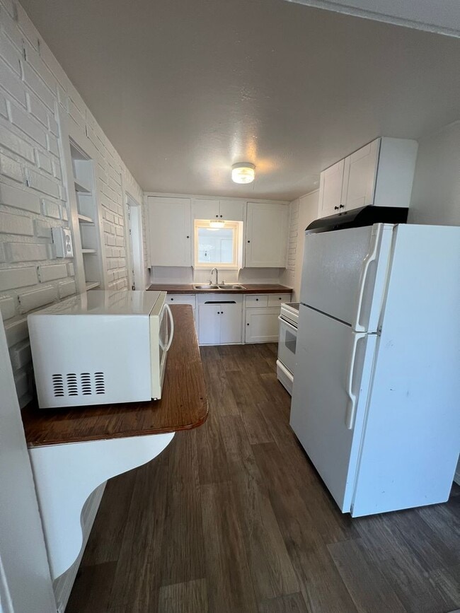 Building Photo - Two Bedroom, One Bathroom Home - Newly Renovated!