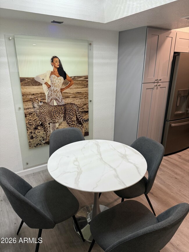 Building Photo - 1820 E Morten Ave