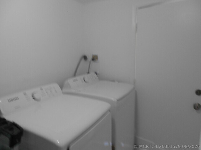 Building Photo - 817 NW 30th Ct