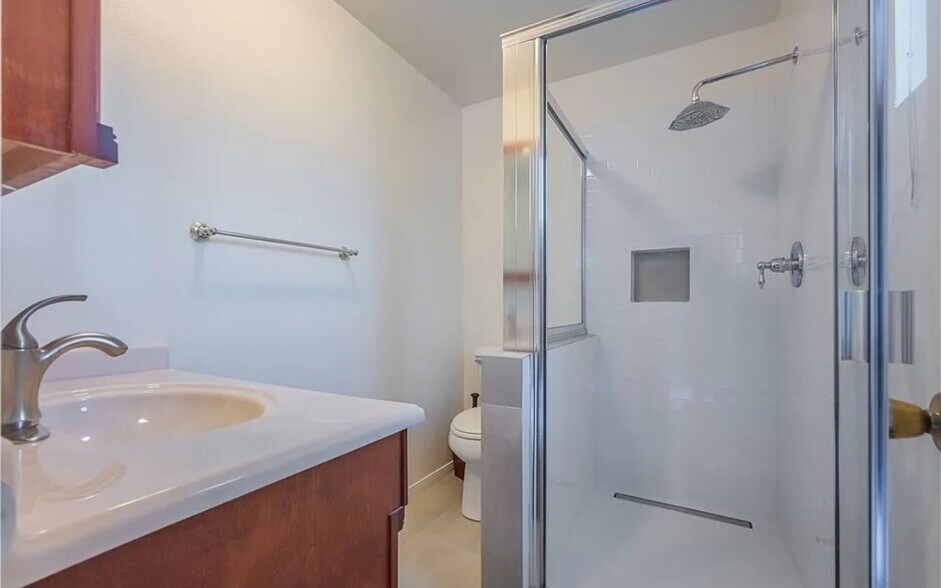 Master bathroom - 14436 Shadybend Dr