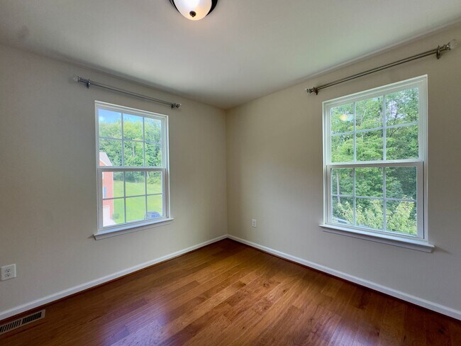 Building Photo - 1302 Dickinson Ct