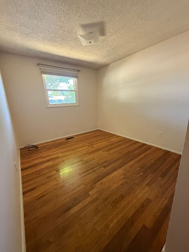 Building Photo - Stunning Pet Friendly Three Bedroom Corval...