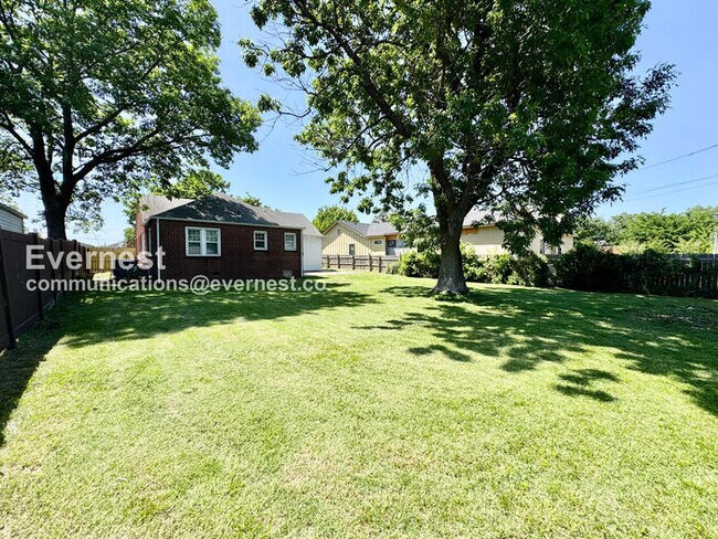 Building Photo - 2 Bed/1 Bath Home with Garage / Pet-Friendly / Available Now!