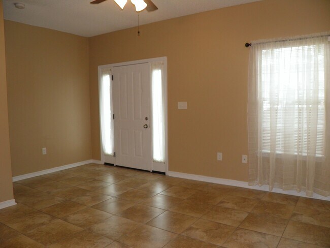 Building Photo - 1843 Whispering Oaks Ln