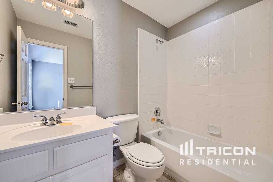 Building Photo - 2785 Greenway Dr