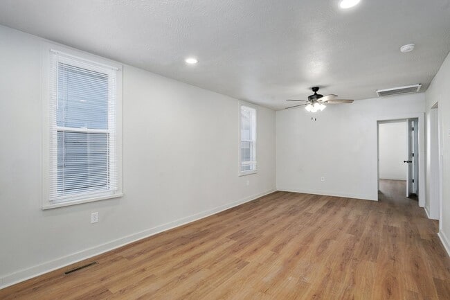 Building Photo - 3 Bedroom, 1 Bathroom remodeled house!
