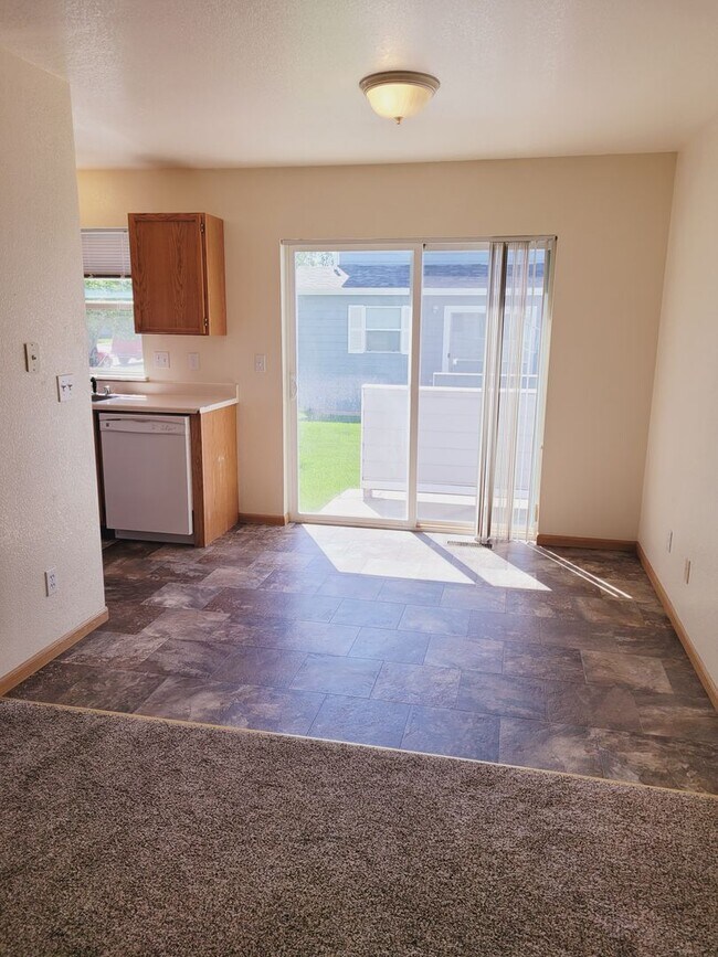 Building Photo - 2451 Daws Dr