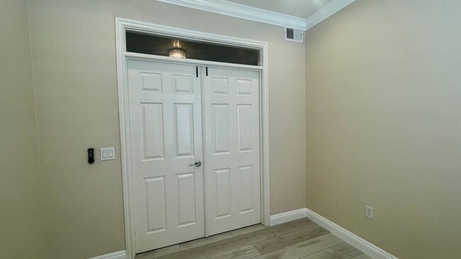 Building Photo - Beautiful 3 bedroom, 2 bath condo in La Jo...